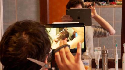 Bild: Thomas Frey/dpa
Bloß nicht: Die Friseure in der Region warnen davor, während der Coronakrise zur Schere zu greifen und die Haare selbst zu schneiden. Wie das häufig ausgehen kann, nimmt der #CoronaHaircut bei Twitter scherzhaft viral auf.