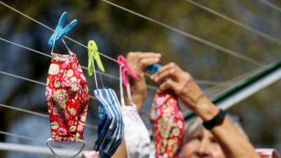 Archivbild: Roland Weihrauch
Selbstgenähte Masken, auch Community-Masken genannt, sollten bei mindesten 60 Grad gewaschen werden.