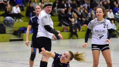 Bild: A. Schwarzmeier
Carina Czichon (vorne, Szene aus der Partie beim HC Weiden) und die Handballerinnen der HSG Nabburg/Schwarzenfeld müssen sich noch etwas gedulden, bis feststeht, ob der Aufstiegstraum Wirklichkeit wird.