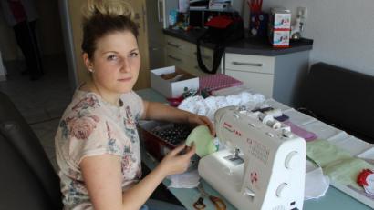 Bild: soj
Carola Reger an ihrer Nähmaschine, mit der sie die wichtigen Mund-Nasen-Masken herstellt.