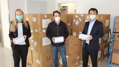 Bild: exb/Michael Reindl, Klinken Nordoberpfalz AG
Medizinische Direktorin Michaela Hutzler (links) freut sich über 100.000 Mund-Nase-Masken, die Young-Do Park (r.) und Christian Bauer (Mitte) von der PNB GmbH organisiert haben.