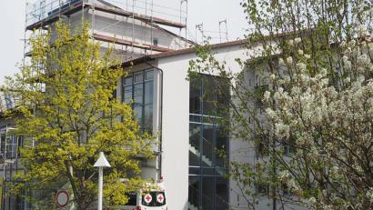 Bild: bl
Durch diese Tür am ehemaligen Nabburger Krankenhaus, vor der gerade ein BRK- Fahrzeug parkt, sollen am Donnerstag um 14 Uhr die ersten Patienten mit Verdacht auf eine Corona-Infektion kommen. Der Eingang befindet sich oberhalb des Gebäudes im Bereich der früheren Notaufnahme.