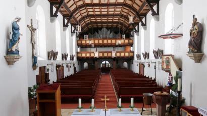 Bild: bsc
Leere Kirchenbänke zu Messfeiern und Gottesdiensten gab es in der Pfarrei Maria Immaculata noch nie. Doch die Coronakrise verändert alles. Und so bediente man sich moderner Technik und übertrug Gottesdienste via Internet.