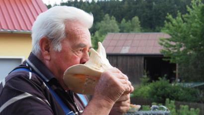 Bild: fvo
Vor fünf Jahren ließ der Oberbernriether Josef Müller - der Kramer Sepp - das letzte Mal das Oberbernriether Wetterhorn öffentlich erklingen