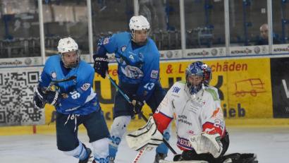 Bild: af
Der 1. EV Weiden kann stolz auf seine Nachwuchsarbeit sein. Beim Zertifizierungsprogramm des DEB gab es für die Young Blue Devils drei von fünf möglichen Sternen. Das Bild zeigt eine Szene aus der Partie der U20-Junioren in der DNL3 gegen den EC Peiting.