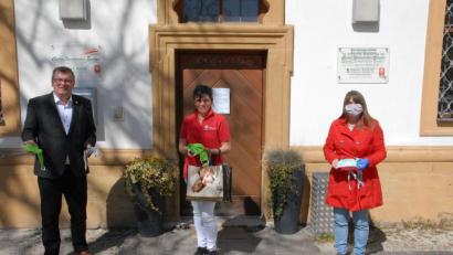 Bild: pop
Michaela Mehringer, Bürgermeister Peter Braun sowie Sabine Arnoldo, stellvertretende Leiterin der Caritas - Sozialstation in Ensdorf.