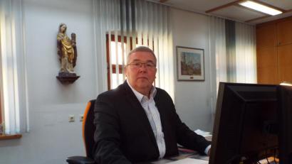 Bild: e
Nach 18 Jahren Erster Bürgermeister in 'Schnaittenbach zieht sich Josef Reindl zurück und macht Platz für seinen Nachfolger Marcus Eichenmüller.