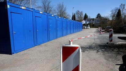 Bild: Stephan Huber
Zwölf blaue Container stehen am Parkplatz des Gesundheitsamtes in der Adalbert-Stifter-Straße. Hier ziehen schon bald Mitarbeiter ein, die das Gesundheitsamt-Personal unterstützen sollen.