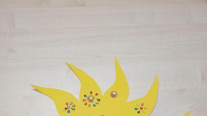 Bild: exb
Die Erzieherinnen schrieben den Kindern einen Brief und ermunterten sie dazu, bunte Sonnen zu basteln und in die Fenster zu hängen.