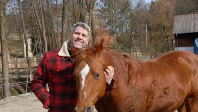 Bild: ca
Bernd Hackl auf seiner Ranch im Landkreis Cham mit "Fips", seinem treuen Quarter Horse, das ihn als Ponyhorse beim Training unterstützt.