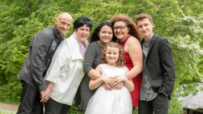 Archivbild: exb
Ein Familienbild aus fröhlichen Tagen - aufgenommen zur Kommunion von Tochter Marie. Heute befinden sich Ferdinand und Simone Kastner mit den Kindern Julia, Marie, Lena und Kevin in Quarantäne. Die vierfache Mutter Simone Kastner hat das Coronavirus.