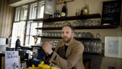 Bild: Carsten Koall/dpa
Kneipen und Restaurants bleiben weiter zu: Sebastian Schrader, Wirt der Gaststätte «Kohlenquelle», steht im leeren Gastraum im Stadtteil Prenzlauer Berlin. Bars und Kneipen müssen aktuell geschlossen bleiben und bangen in der Corona-Krise um ihre Existenz. Verschiedene Portale im Netz versprechen Lösungen - aber nicht für alle.