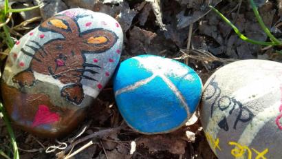 Bild: bl
Mit Häschen, Text oder ganz abstrakt: Diese anonym angelegte Schlange aus Steinen an einem Spazierweg in Pfreimd soll noch wachsen.