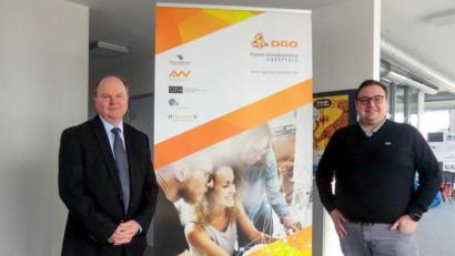 Bild: Morgenstern/OTH Amberg-Weiden
Professor Wolfgang Weber (links) begrüßt den neuen Projektleiter André Pscherer.