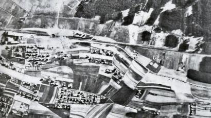 Bild: Archiv Oberpfalz-Medien
Die große Explosion: Am 16. April bombardieren US-Tiefflieger in Weiden einen Zug mit Sprengstoff. Mindestens 60 Menschen sterben, darunter Lokomotivführer Johann Grünwald, der den Zug aus dem Bahnhof fährt und Weiden vor einer noch größeren Katastrophe bewahrt. Der Blick aus einem US-Flugzeug zeigt die zwei riesigen Explosionstrichter.