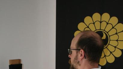 Bild: sne
Christian Büchner trainiert im hauseigenen Dojo am "Makiwara", einem traditionellen Übungsgerät zur Abhärtung kraftvoller Schläge.