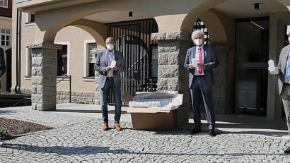 Bild: Landkreis Tirschenreuth/exb
Die beiden Geschäftsführer der Firma Trassl aus Immenreuth, Patrick Stumpf und Dieter Braun, sowie Landrat Wolfgang Lippert und der Immenreuther Bürgermeister Josef Hecht (von links) bei der Spendenübergabe.
