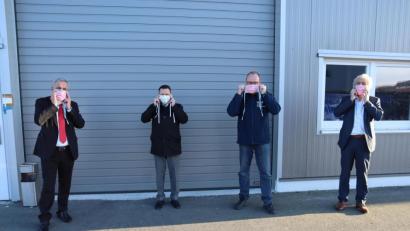 Bild: exb
Mit diesem Foto appellierten (von links) Oberbürgermeister Kurt Seggewiß, Bürgermeister Jens Meyer, Landrat Andreas Meier und Landrat Wolfgang Lippert an die Bürger, in der Öffentlichkeit Mund- und Nasen-Masken zu tragen. Auf einem weiteren Foto, das nicht von Oberpfalz-Medien veröffentlicht wurde, waren die Protagonisten näher zusammenstehend zu sehen.