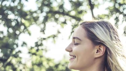 Bild:  luna – stock.adobe.com
Wissenschaftler gehen davon aus, dass eine optimistische Lebenseinstellung zu etwa 30 Prozent genetisch im Charakter verankert ist. Der überwiegende Rest ist das Ergebnis von positiven Erfahrungen sowie Entscheidungssache.