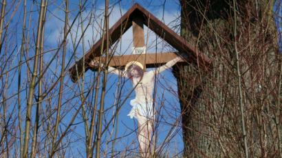 Bild: fpoz
Die Sträucher am Straßenrand trüben noch den Blick auf das erneuerte Feldkreuz. Sie sollen demnächst zurückgeschnitten werden.