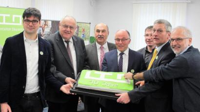 Bild: stg
Optimistisch blickten Künstlerischer Leiter Till Rickelt (links) und Geschäftsführer Wolfgang Meidenbauer (Zweiter von rechts) bei der Spielplanvorstellung im Dezember 2019 ins Jubiläumsjahr des LTO nach vorne.