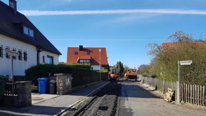 Bild: ck
Die Don-Bosco-Straße wird saniert und im selben Zug mit neuen Wasserleitungen ausgestattet. Die Maßnahme übernehmen Arbeiter des städtischen Bauhofs.