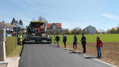 Bild: pi
Alexandra Völkl von der Bamler Bauingenieur GmbH, Gunther König vom Ingenieurbüro König GmbH, Marina Hirnet, Bürgermeister Johann Maurer und Stefan Karl von der Firma Huber (von rechts) machen sich ein Bild von den Asphaltierungsarbeiten.