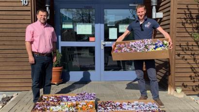 Bild: exb
Stefan Böttcher (rechts) von der gleichnamigen Versicherungsagentur übergibt 250 Blumenstöcke an den Geschäftsführer der Ökumenischen Sozialstation in Sulzbach-Rosenberg, Günther Koller.