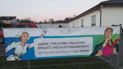 Bild: hä
Dieser Banner hängt am Zaun vor dem Gebäude der Wohngemeinschaft "Lebenswert" in der Mitterteicher Straße in Tirschenreuth.