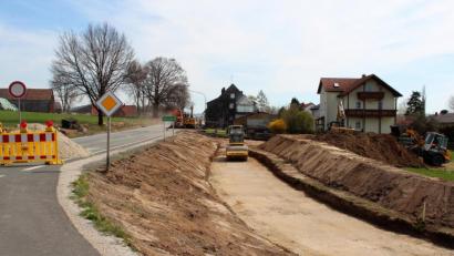Bild: stg
Aller guten Dinge kommen doch noch zu einem Ende: Über 15 Jahre wurde über den Radweg zwischen Oberndorf und Wirbenz diskutiert, aktuell werden das letzte kleine Teilstück sowie eine Überquerungshilfe in Oberndorf gebaut