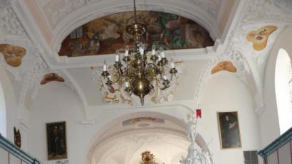 Bild: rpp
Einladend und feierlich geschmückt erlebt man die Dreieinigkeitskirche in Neustadt am Kulm, wenn man sie zur persönlichen Andacht betritt.