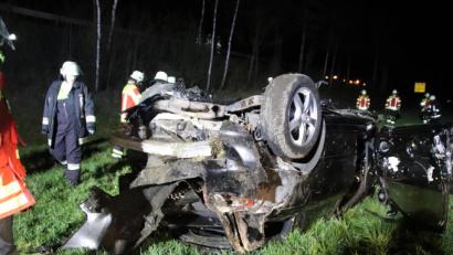 Bild: jma
Die Einsatzkräfte mussten viele Trümmer des Wagens einsammeln.