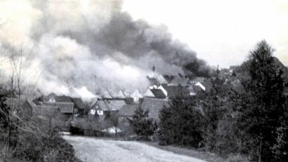 Repro: ow
Am 19. April 1945 zerstörten acht amerikanische Jagdbomber vom Typ P-47 Thunderbold große Teile der Altstadt von Neustadt am Kulm. Die abgeworfenen Brandbomben verwandelten Teile des Marktplatzes schon nach wenigen Minuten ein in ein gigantisches Flammenmeer. Das Bild wurde vom Rauher Kulmweg in Richtung Ortszentrum aufgenommen.