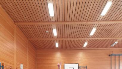 Bild: Eichl
Bürgermeister Markus Ludwig freut sich eigenen Worten zufolge sehr, dass im Gemeindezentrum endlich eine zeitgemäße Beleuchtung installiert wurde.