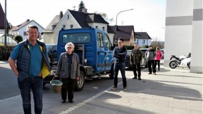 Bild: ubb
"Eins mit Stern" im disziplinierten Verhalten für die Wiesauer: Vorbildlich stehen die sechs Kunden vor der Bäckerei Kutzer am frühen Morgen schon an, um sich ihre Backwaren zu holen.