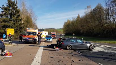 Bild: frd
Drei Personen wurden bei einem Unfall auf der Teunzer Kreuzung schwer verletzt.