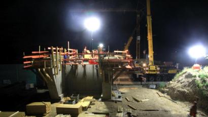 Bild: Alexander Auer
Die Bauarbeiten auf der A3 bei Regensburg ziehen sich hin. Sehr personalintensive nächtliche Arbeiten - wie hier im Bild - gibt es zukünftig kaum mehr - die Baufirmen haben wegen der Corona-Pandemie nicht mehr genügend Mitarbeiter dafür.