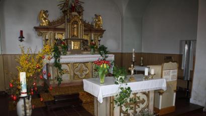 Bild: bjp
In liebevollem österlichen Schmuck zeigt sich auch die Herz-Jesu-Kirche in Zessau. In kunstvoller Handarbeit hat Therese Scharf aus Gänsmühle die roten Ostereier mit christlichen Symbolen und Versen gefertigt..