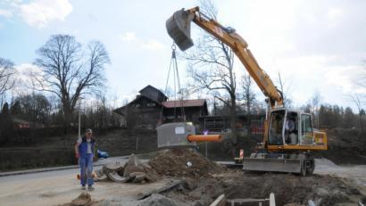 Bild: bey
In der Leuchtenberger Straße haben die Vorarbeiten für die Verlegung von Kanal- und Wasserleitung begonnen. Mit der Sperrung der Kreisstraße NEW 33 werden die Arbeiten zur Verlegung Leitungen in Richtung neues Funktionsgebäude (im Hintergrund auf der leichten Anhöhe) fortgesetzt.