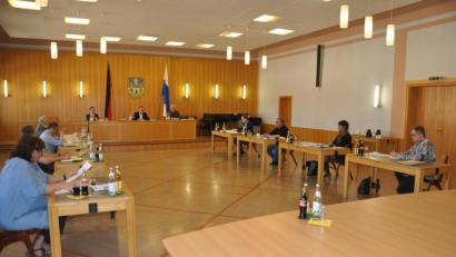 Bild: ws
Der Ferienausschuss, bestehend aus acht Stadträten, war auch ein Zugeständnis an die Coronakrise. An Einzeltischen platziert, billigten die Stadträte einhellig den aktuellen Haushalt.