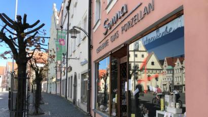 Bild: Gabi Schönberger
Läden mit einer Verkaufsfläche bis zu 800 Quadratmetern dürfen ab 27. April wieder öffnen. Tobias Sonna, Vorsitzender des Weidener Einzelhandelsverbands, ist erleichtert.