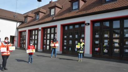 Bild: jr
120 Bilder, gemalt von Kindern und Jugendlichen, verschönern derzeit die sieben Tore des Mitterteicher Feuerwehrhauses. Gleich nach dem Malwettbewerb der Jugendfeuerwehr hatte das Jugendrotkreuz zum Gestalten von Herzen aufgerufen, von denen über 350 Exemplare zusammenkamen. Die Mitglieder beider Organisationen freuen sich über die große Resonanz. Im Bild (von links) Katharina Eckstein und Yannik Hoyer vom BRK sowie Feuerwehr-Jugendwart Johannes Schmid und Carolina Grabis von der Jugendfeuerwehr.