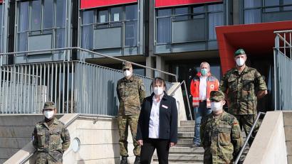 Bild: Stefan Malzer, Landkreis Tirschenreuth/exb
Im BRK-Heim an der Egerstraße in Tirschenreuth helfen momentan eine Soldatin und ein Soldat vom Logistikbataillon 472 Kümmersbruck mit (erste Reihe). Dafür dankten (hinten, von links) Oberstleutnant Thomas Lanz, Leiter des Kreisverbindungskommandos, Seniorenheim-Leiterin Anneliese Dombrowsky, der stellvertretende Kreisbereitschaftsleiter des BRK-Kreisverbandes Richard Frank und Stabsfeldwebel Huberth Rosner.