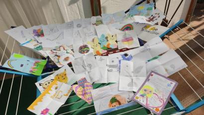 Bild: exb
So einen großen Berg bunter Bilder hat Tanja Langer in ihrer aufgestellten Box gefunden. Damit soll den Senioren in Grafenwöhr eine Freude bereitet werden.