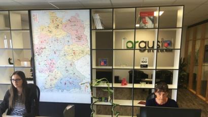 Bild: exb
Lena Busch (links) und Claudia Schmidt arbeiten bei der Erbendorfer Firma "argusto" im Bereich Produktdigitalisierung. Sie halten die Stellung im Büro - natürlich mit ausreichend Abstand - die restlichen Mitarbeiter sind im Homeoffice.