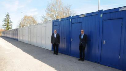 Bild: Christine Hollederer/exb
Landrat Richard Reisinger (links) und Gesundheitsamtleiter Roland Brey freuen sich über die personelle Aufstockung des Gesundheitsamtes. 27 Container wurden hierfür auf dem Parkplatz vor dem Gesundheitsamt aufgestellt.