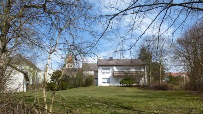 Bild: bk
Der Pfarrhof im Marktzentrum ist Geschichte: Eine sechsköpfige Familie aus Weiden hat ihn erworben und wird demnächst dort einziehen. Hinter dem Gebäude befindet sich ein großer Gemüsegarten.
