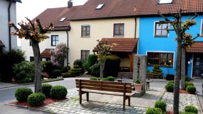 Bild: le
Zu den schönsten Wohnbaugebieten des Marktes gehört die Ansiedlung auf dem „Puppberg". Dort wurden in den letzten 50 Jahren 28 Eigentumswohnungen, 10 Mietwohnungen und 7 Kaufeigenheime errichtet.