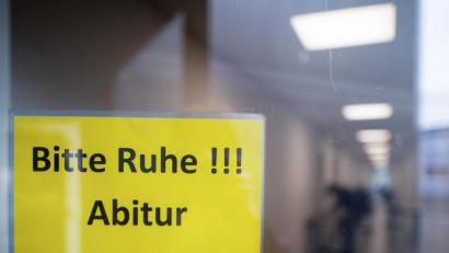Symbolbild: Jonas Güttler/dpa
Ein Schild, was die Aufschrift „Bitte Ruhe!!! Abitur“ trägt, hängt an einem Glas.