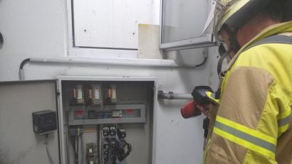 Bild: tk
Stadtbrandrat Bernhard Strobl am Ort des Geschehens: In diesem Technikkasten im Keller des Kongresszentrums waren am frühen Samstagnachmittag zwei Kondensatoren durchgeschmort. Menschen kamen nicht zu Schaden.